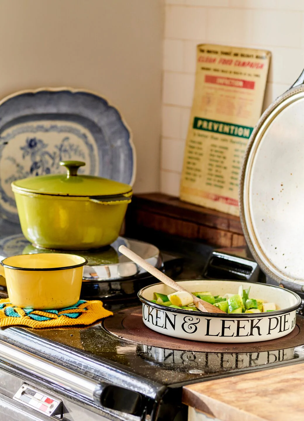 Black Toast Medium Savoury Enamel Pie Dish - Image 6