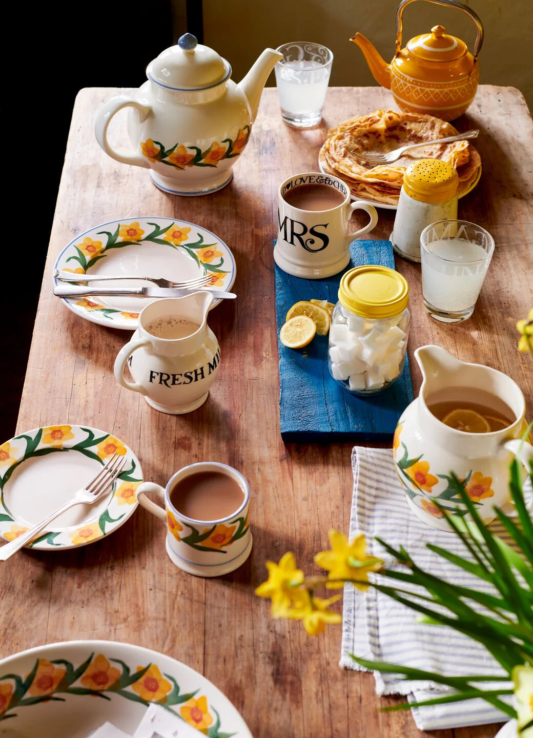 Windblown Daffodils 4 Mug Teapot - Image 7